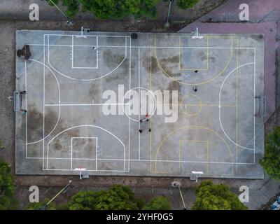 Außenplätze für Basketball und Fußball zwischen Bäumen im Stadtpark Saragossa, Spanien Stockfoto