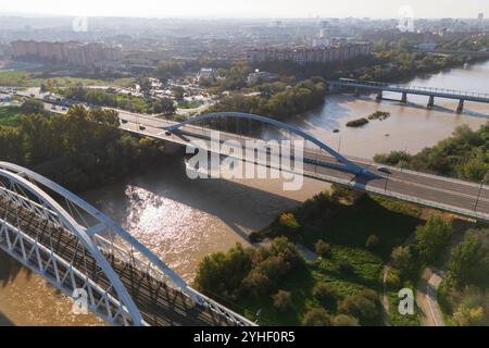 Aus der Vogelperspektive auf die Eisenbahnbrücke über den Ebro, Saragossa Stockfoto