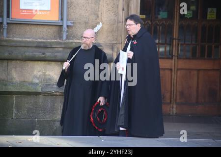 Tag des Waffenstillstands, Kathedrale von Newcastle, St. Nicholas Square, Menschen versammeln sich zum Jahrestag des Waffenstillstands mit dem Reverend Canon Lee Batson, dem Dekan von Newcastle, der einen kurzen Akt des Gedenkens anführte, gefolgt von der Mohnlegung, Newcastle upon Tyne, Großbritannien, 11. November 2024, Quelle: DEW/Alamy Live News Stockfoto