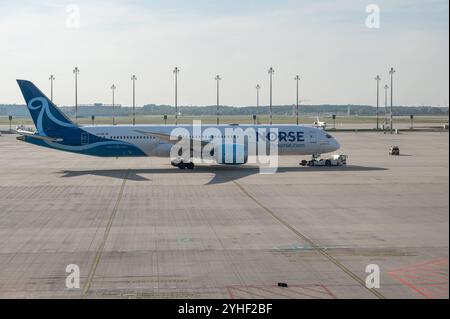 18.10.2024, Berlin, Deutschland, Europa - ein Boeing 787-9 Dreamliner Passagierflugzeug der Norse Atlantic Airways mit der Registrierung LN-FND beim Pushback auf dem Flughafen Berlin Brandenburg BER Willy Brandt . Norse Atlantic Airways ist eine norwegische Billigfluggesellschaft mit Sitz in Arendal, Norwegen. Die im Februar 2021 gegruendete Fluggesellschaft betreibt eine Flotte von Boeing 787-Flugzeugen zwischen Europa, Nordamerika, Afrika und Asien. *** 18 10 2024, Berlin, Deutschland, Europa A Boeing 787 9 Dreamliner Passagierflugzeug von Norse Atlantic Airways mit der Registrierung LN FND duri Stockfoto