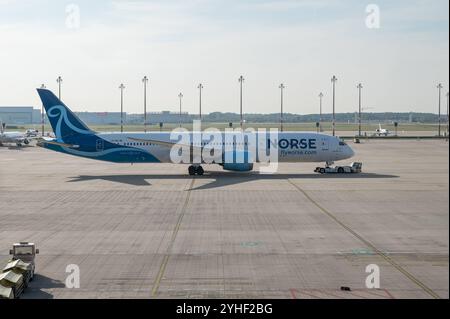 18.10.2024, Berlin, Deutschland, Europa - ein Boeing 787-9 Dreamliner Passagierflugzeug der Norse Atlantic Airways mit der Registrierung LN-FND beim Pushback auf dem Flughafen Berlin Brandenburg BER Willy Brandt . Norse Atlantic Airways ist eine norwegische Billigfluggesellschaft mit Sitz in Arendal, Norwegen. Die im Februar 2021 gegruendete Fluggesellschaft betreibt eine Flotte von Boeing 787-Flugzeugen zwischen Europa, Nordamerika, Afrika und Asien. *** 18 10 2024, Berlin, Deutschland, Europa A Boeing 787 9 Dreamliner Passagierflugzeug von Norse Atlantic Airways mit der Registrierung LN FND duri Stockfoto