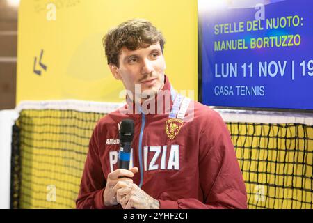 Torino, Italien. November 2024. Incontro con il nuotatore paralimpico Manuel Bortuzzo presso Casa Tennis, auf der Piazza Castello a Torino, Italia - Lunedì, 11. November 2024 - Cronaca - ( Foto Andrea Alfano/LaPresse ) Manuel Bortuzzo paralympische Schwimmertreffen auf der Casa Tennis auf der Piazza Castello. Turin, Italien - Montag, 11. November 2024 - Nachrichten - ( Foto Andrea Alfano/LaPresse ) Quelle: LaPresse/Alamy Live News Stockfoto