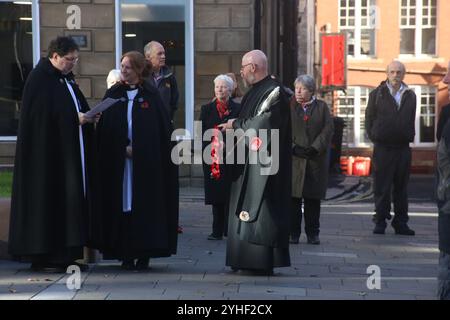 Tag des Waffenstillstands, Kathedrale von Newcastle, St. Nicholas Square, Menschen versammeln sich zum Jahrestag des Waffenstillstands mit dem Reverend Canon Lee Batson, dem Dekan von Newcastle, der einen kurzen Akt des Gedenkens anführte, gefolgt von der Mohnlegung, Newcastle upon Tyne, Großbritannien, 11. November 2024, Quelle: DEW/Alamy Live News Stockfoto