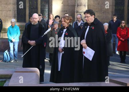 Tag des Waffenstillstands, Kathedrale von Newcastle, St. Nicholas Square, Menschen versammeln sich zum Jahrestag des Waffenstillstands mit dem Reverend Canon Lee Batson, dem Dekan von Newcastle, der einen kurzen Akt des Gedenkens anführte, gefolgt von der Mohnlegung, Newcastle upon Tyne, Großbritannien, 11. November 2024, Quelle: DEW/Alamy Live News Stockfoto