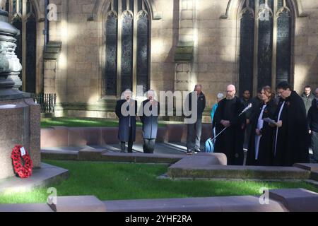 Tag des Waffenstillstands, Kathedrale von Newcastle, St. Nicholas Square, Menschen versammeln sich zum Jahrestag des Waffenstillstands mit dem Reverend Canon Lee Batson, dem Dekan von Newcastle, der einen kurzen Akt des Gedenkens anführte, gefolgt von der Mohnlegung, Newcastle upon Tyne, Großbritannien, 11. November 2024, Quelle: DEW/Alamy Live News Stockfoto