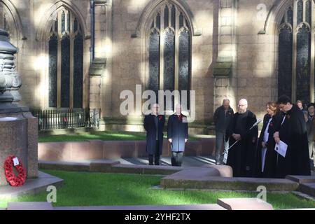 Tag des Waffenstillstands, Kathedrale von Newcastle, St. Nicholas Square, Menschen versammeln sich zum Jahrestag des Waffenstillstands mit dem Reverend Canon Lee Batson, dem Dekan von Newcastle, der einen kurzen Akt des Gedenkens anführte, gefolgt von der Mohnlegung, Newcastle upon Tyne, Großbritannien, 11. November 2024, Quelle: DEW/Alamy Live News Stockfoto