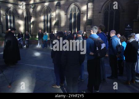 Tag des Waffenstillstands, Kathedrale von Newcastle, St. Nicholas Square, Menschen versammeln sich zum Jahrestag des Waffenstillstands mit dem Reverend Canon Lee Batson, dem Dekan von Newcastle, der einen kurzen Akt des Gedenkens anführte, gefolgt von der Mohnlegung, Newcastle upon Tyne, Großbritannien, 11. November 2024, Quelle: DEW/Alamy Live News Stockfoto