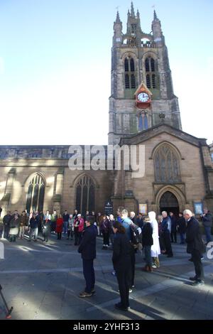 Tag des Waffenstillstands, Kathedrale von Newcastle, St. Nicholas Square, Menschen versammeln sich zum Jahrestag des Waffenstillstands mit dem Reverend Canon Lee Batson, dem Dekan von Newcastle, der einen kurzen Akt des Gedenkens anführte, gefolgt von der Mohnlegung, Newcastle upon Tyne, Großbritannien, 11. November 2024, Quelle: DEW/Alamy Live News Stockfoto