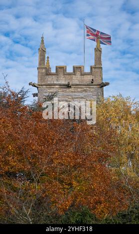Die Flagge der Union Jack, die auf dem Turm der St. Matthews Church im Dorf Salford Priors in Warwickshire aufliegt. Stockfoto