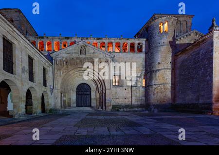 Die romanische Stiftskirche Santa Juliana in der historischen und mittelalterlichen Stadt Santillana del Mar in Kantabrien, Spanien. Stockfoto