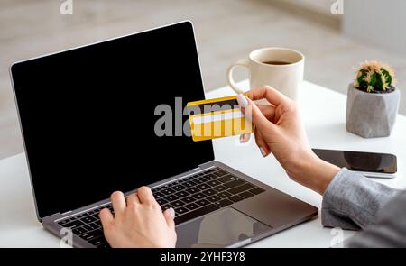 Einkaufen während der Selbstisolierung mit Laptop und Kreditkarte Stockfoto