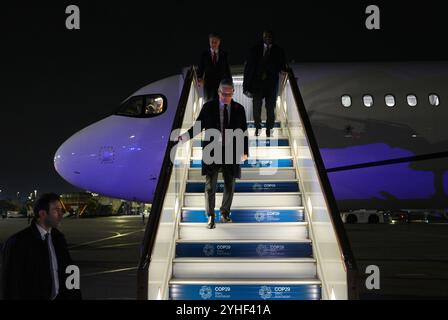 Premierminister Sir Keir Starmer (vorne), Außenminister David Lammy (rechts) und Energieminister Ed Miliband (links) kommen am internationalen Flughafen Heydar Aliyev an, um am Klimagipfel Cop29 in Baku, Aserbaidschan, teilzunehmen. Bilddatum: Montag, 11. November 2024. Stockfoto