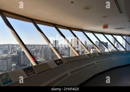 Blick auf die Skyline von Vancouver vom Vancouver Lookout auf dem Harbour Centre Stockfoto