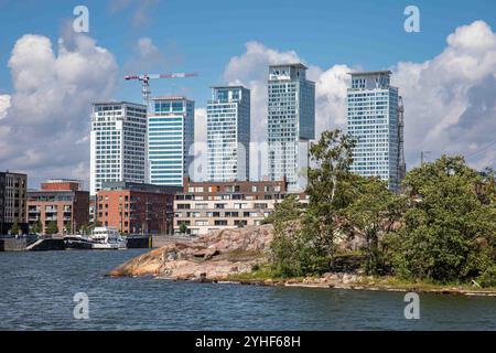 Kalasatama Hochhäuser hinter der Insel Mustikkamaa in Helsinki, Finnland Stockfoto