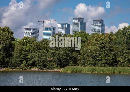 Kalastama Hochhaus hinter dem Strand der Insel Mustikkamaa in Helsinki, Finnland Stockfoto