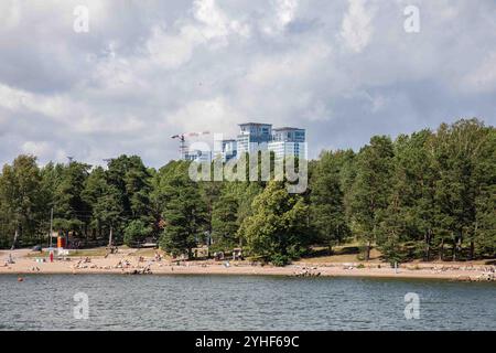 Kalasatama Hochhäuser hinter Mustikkamaa Beach in Helsinki, Finnland Stockfoto