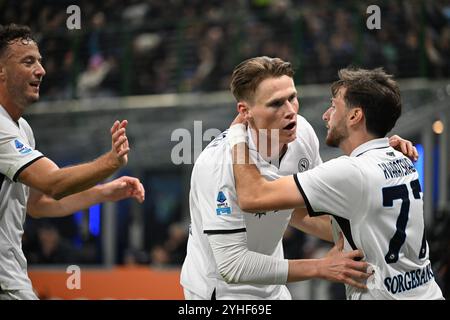 Mailand, Italien. November 2024. Scott McTominay vom SSC Napoli feierte nach einem Tor während des italienischen Fußballspiels der Serie A zwischen Inter FC und SSC Napoli am 10. November 2024 im Stadion Giuseppe Meazza San Siro Siro in Mailand. Foto: Tiziano Ballabio Stockfoto