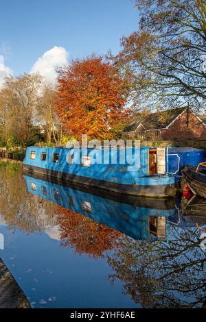 Canal Narrowboat, das im Herbst auf dem Macclesfield-Kanal in der Nähe von Bollington Cheshire verankert ist Stockfoto