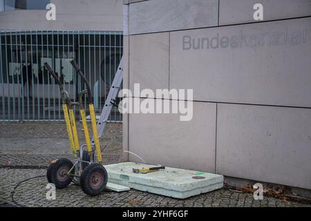 Berlin, Deutschland. November 2024. Werkzeuge und Baumaterialien liegen vor einer Mauer im Kanzleramt. Quelle: Hannes P. Albert/dpa/Alamy Live News Stockfoto