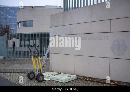 Berlin, Deutschland. November 2024. Werkzeuge und Baumaterialien liegen vor einer Mauer im Kanzleramt. Quelle: Hannes P Albert/dpa/Alamy Live News Stockfoto