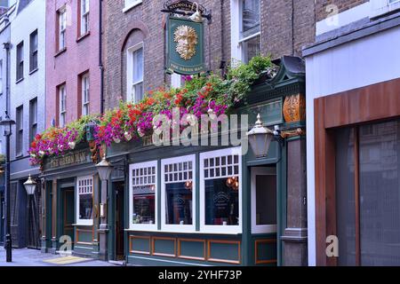 Äußere des traditionellen Londoner Pubs mit hängenden Blumenkörben Stockfoto