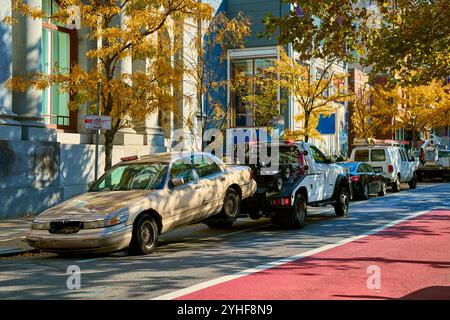 Ein Abschleppwagen bringt das Auto von der Straße Stockfoto