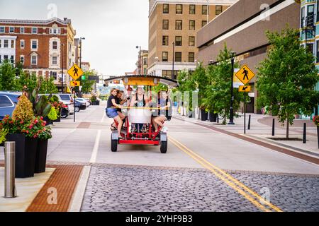 Cincinnati, Ohio, 30. Juli 2022: Die Menschen genießen ein kaltes Bier, während sie durch die Innenstadt von Cincinnati radeln Stockfoto