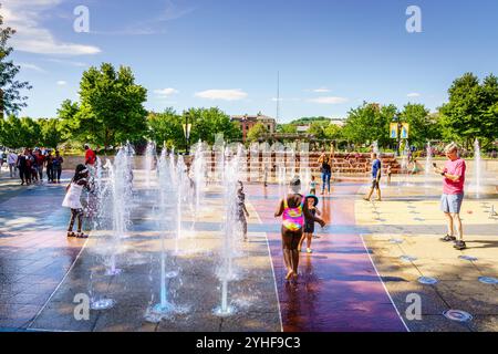 Cincinnati, Ohio, 30. Juli 2022: Kinder spielen im Springbrunnen im Washington Park in Cincinnati, OH Stockfoto