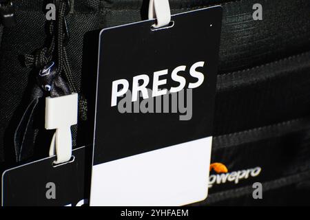 Ein Presseabzeichen hängt am 11. November 2024 in Lehi, Utah, USA, an einem Rucksack. Stockfoto