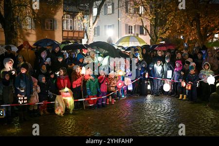 Rottenburg Kreis Tübingen 11.11.2024 St. Martinsumzug, Kinder mit Laternen warten auf den Beginn vor der St. Moriz Kirche *** Rottenburg Kreis Tübingen 11 11 2024 St. Martinsumzug, Kinder mit Laternen warten auf den Start vor der St. Moriz Kirche Stockfoto