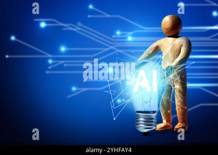 Menschliche Figur, die eine Glühbirne mit Ai-Abkürzung i vor blauem Hintergrund mit elektronischem Leiterplattenmuster hält. Leerzeichen für Text Stockfoto