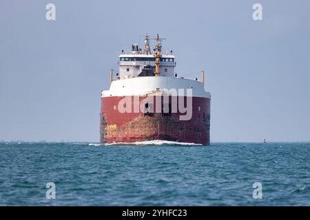 Frachtschiff nähert sich direkt an. Stockfoto