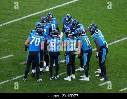 München, Deutschland. November 2024. American Football, NFL, Carolina Panthers - New York Giants, Spieltag 10, Hauptrunde in der Allianz Arena: Die Spieler der Carolina Panthers in Aktion. Quelle: Sven Hoppe/dpa/Alamy Live News Stockfoto