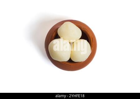 Blick von oben auf traditionelle indische Rasgulla-Süßigkeiten, die in einem Tontopf serviert werden. Perfekt für Lebensmittelfotografie, indische Küche und kulturelle Feiern. Stockfoto