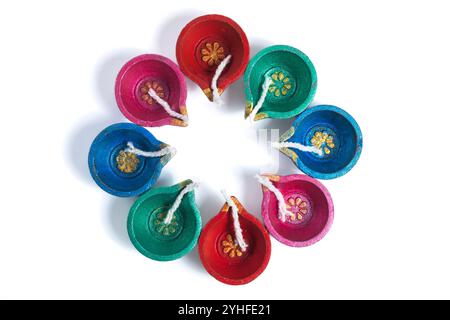 Eine lebendige Anordnung von farbenfrohen dekorativen Diyas (traditionelle Öllampen) in kreisförmigen Mustern während des Diwali Festivals. Perfekt zum Feiern von Stockfoto