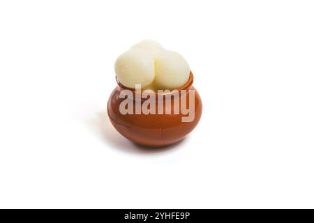 Eine traditionelle indische Süßigkeit, Rasgulla, wunderschön in einem rustikalen Tontopf platziert, vor einem sauberen weißen Hintergrund. Ideal für Lebensmittelfotografie, Indi Stockfoto