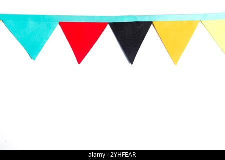 Eine lebhafte Reihe farbenfroher Papierfahnen isoliert auf weißem Hintergrund mit Kopierraum. Perfekt für Partyeinladungen, Festungsgrafiken und Stockfoto