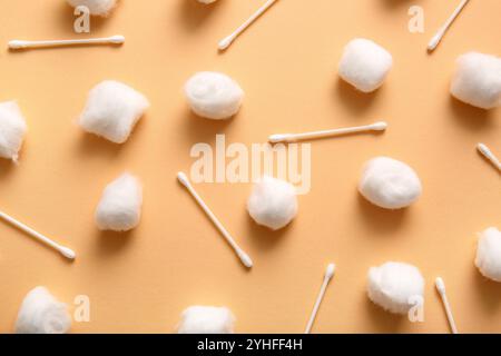 Wattebällchen und Tupfer auf braunem Hintergrund Stockfoto