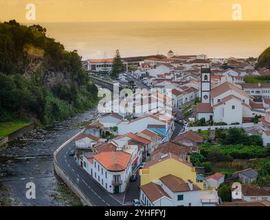 Povoacao, Insel Sao Miguel, Azoren. Drohnenblick auf die Azoren mit Rathaus, Kirche und atemberaubendem Blick auf das Meer und die Berge. Stockfoto