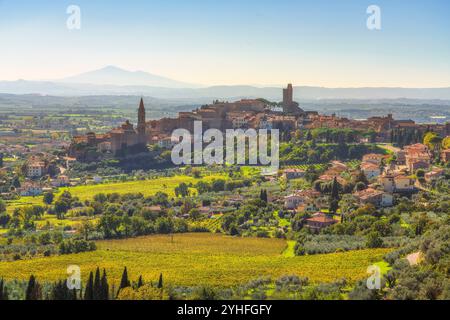 Blick aus der Vogelperspektive auf die historische Stadt Castiglion Fiorentino. Provinz Arezzo, Toskana, Italien Stockfoto