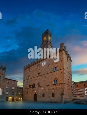 Zentraler Platz in Volterra und mittelalterlicher Palast Palazzo Dei priori bei Sonnenuntergang. Provinz Pisa, Toskana, Italien, Europa Stockfoto