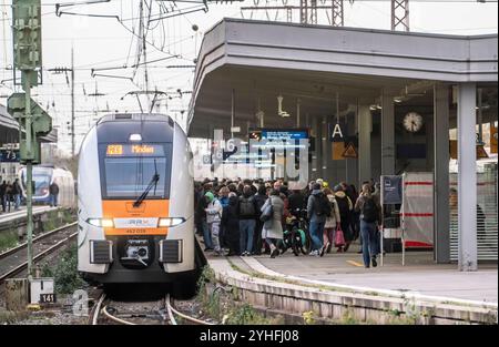 RegionalExpress im Hauptbahnhof von Essen, am Bahnsteig, RRX R6 nach Minden, NRW, Deutschland, Bahnverkehr E HBF *** Regionalexpress am Hauptbahnhof Essen, am Bahnsteig, RRX R6 nach Minden, NRW, Deutschland, Bahnverkehr E HBF Stockfoto