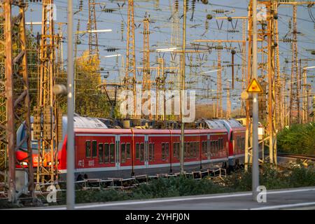 Regionalzug, RegioExpress, fährt in den Hauptbahnhof von Essen ein, NRW, Deutschland, Bahnverkehr E HBF *** Regionalzug, RegioExpress, Ankunft am Hauptbahnhof Essen, NRW, Deutschland, Bahnverkehr E HBF Stockfoto