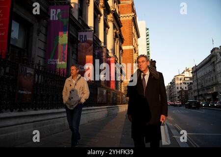 Alltagsleben an einem Wochentag, während die Menschen ihr Leben entlang Piccadilly verfolgen, während die Sonne an einem Winter am späten Nachmittag des 2024. November untergeht, London, Großbritannien Stockfoto