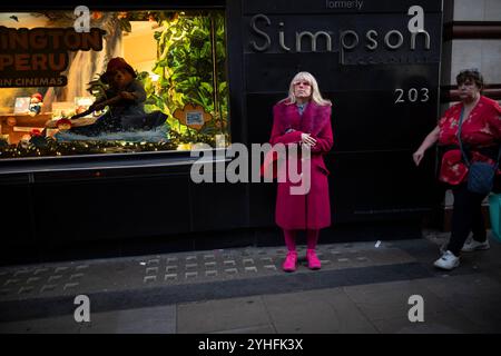 Alltagsleben an einem Wochentag, während die Menschen ihr Leben entlang Piccadilly verfolgen, während die Sonne an einem Winter am späten Nachmittag des 2024. November untergeht, London, Großbritannien Stockfoto