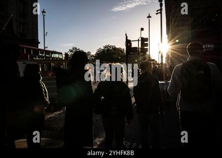 Alltagsleben an einem Wochentag, während die Menschen ihr Leben entlang Piccadilly verfolgen, während die Sonne an einem Winter am späten Nachmittag des 2024. November untergeht, London, Großbritannien Stockfoto