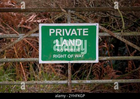 Privates Land kein öffentliches Wegschild hängt am Zaun in New Forest Hampshire. Stockfoto