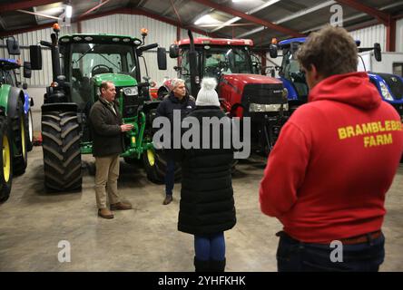 März, England, Großbritannien. November 2024. TIM TAYLOR (links) und der lokale Abgeordnete STEVE BARCLAY sprechen über 20 Fenland-Bauern in einem Traktorschuppen auf der Riverside Farm, wo TAYLOR über die Zusammenarbeit mit anderen Bauern beim Protest in London am 9. November spricht. Der Farmer TIM TAYLOR hat eine Kampagne für Bauern gegründet, die mit der zahnlosen National Farmers Union konkurrieren soll. Seine Gruppe zielt darauf ab, die Landbevölkerung zusammenzubringen und ihre Lebensweise zu bewahren. Sie sprechen von extremen Maßnahmen wie der Blockierung von Straßen und Häfen und der Verweigerung von Waren an Supermärkte nach der Entscheidung der Labour Party, inhe zu wechseln Stockfoto