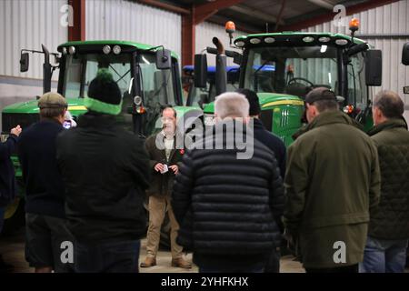 März, England, Großbritannien. November 2024. TIM TAYLOR spricht an 20 Fönlandwirte in einem Traktorschuppen auf der Riverside Farm, wo TAYLOR über die Zusammenarbeit mit anderen Bauern beim Protest in London am 9. November spricht. Der Farmer TIM TAYLOR hat eine Kampagne für Bauern gegründet, die mit der zahnlosen National Farmers Union konkurrieren soll. Seine Gruppe zielt darauf ab, die Landbevölkerung zusammenzubringen und ihre Lebensweise zu bewahren. Sie sprechen von extremen Maßnahmen wie der Blockierung von Straßen und Häfen und der Verweigerung von Waren an Supermärkte, nachdem die Labour Party beschlossen hat, die Erbschaftsteuer auf landwirtschaftliche Betriebe i zu ändern Stockfoto