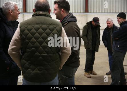 März, England, Großbritannien. November 2024. Fönlandwirte treffen sich in einem Traktorschuppen auf der Riverside Farm, um die Zusammenarbeit mit anderen Bauern beim Protest am 9. November in London zu diskutieren. Der Farmer TIM TAYLOR hat eine Kampagne für Bauern gegründet, die mit der zahnlosen National Farmers Union konkurrieren soll. Seine Gruppe zielt darauf ab, die Landbevölkerung zusammenzubringen und ihre Lebensweise zu bewahren. Sie sprechen davon, dass möglicherweise extreme Maßnahmen ergriffen werden müssen, wie die Sperrung von Straßen und Häfen und die Lieferung von Waren an Supermärkte, nachdem die Labour Party beschlossen hat, die Erbschaftsteuer auf landwirtschaftliche Betriebe im jüngsten Haushalt zu ändern. (Credi Stockfoto